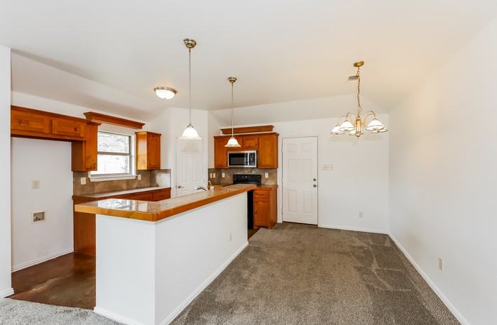 413 Maplewood St - Photo 7 of 19