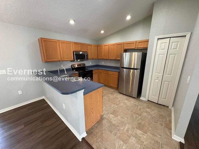 2219 15th Ave E - Photo 4 of 32