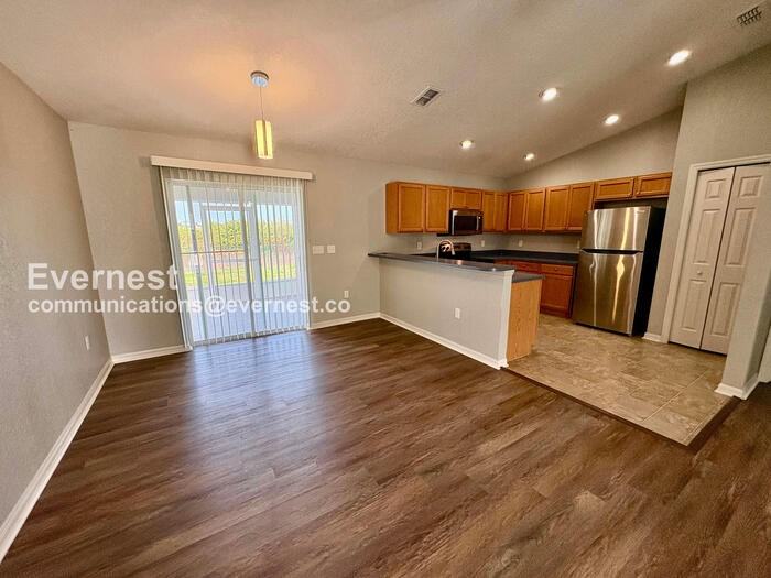 2219 15th Ave E - Photo 5 of 32