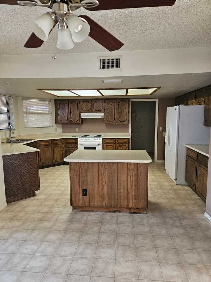 1458 N Acacia Rd - Photo 2 of 9