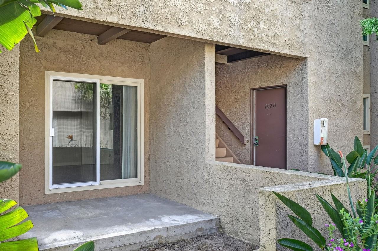 16911 Bluewater Ln - Photo 2 of 33