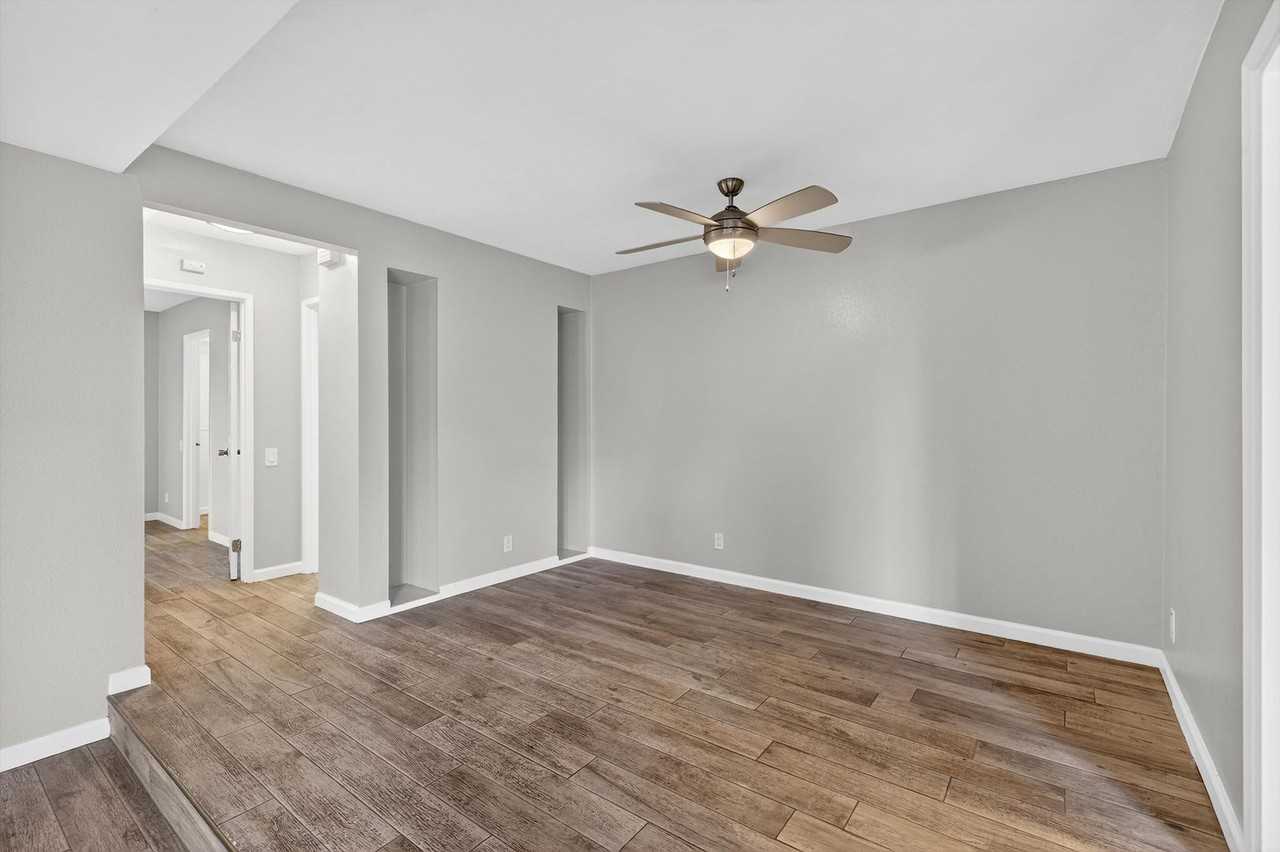 16911 Bluewater Ln - Photo 6 of 33