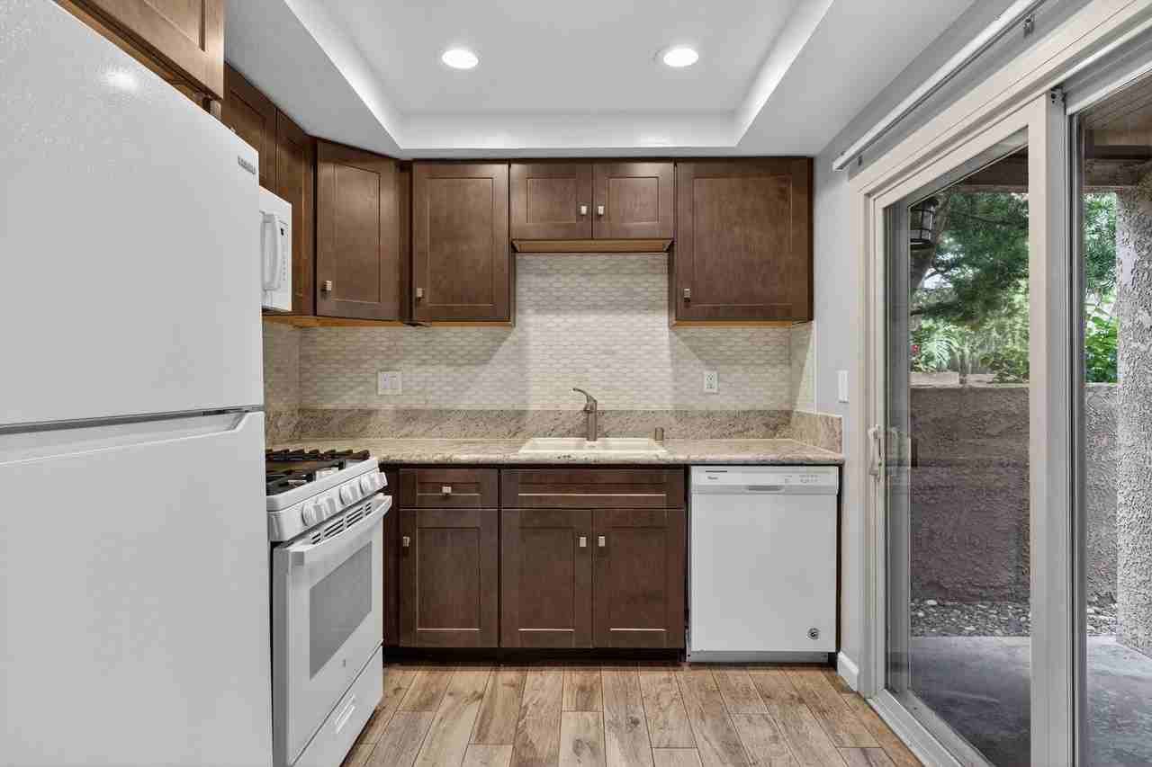 16911 Bluewater Ln - Photo 7 of 33