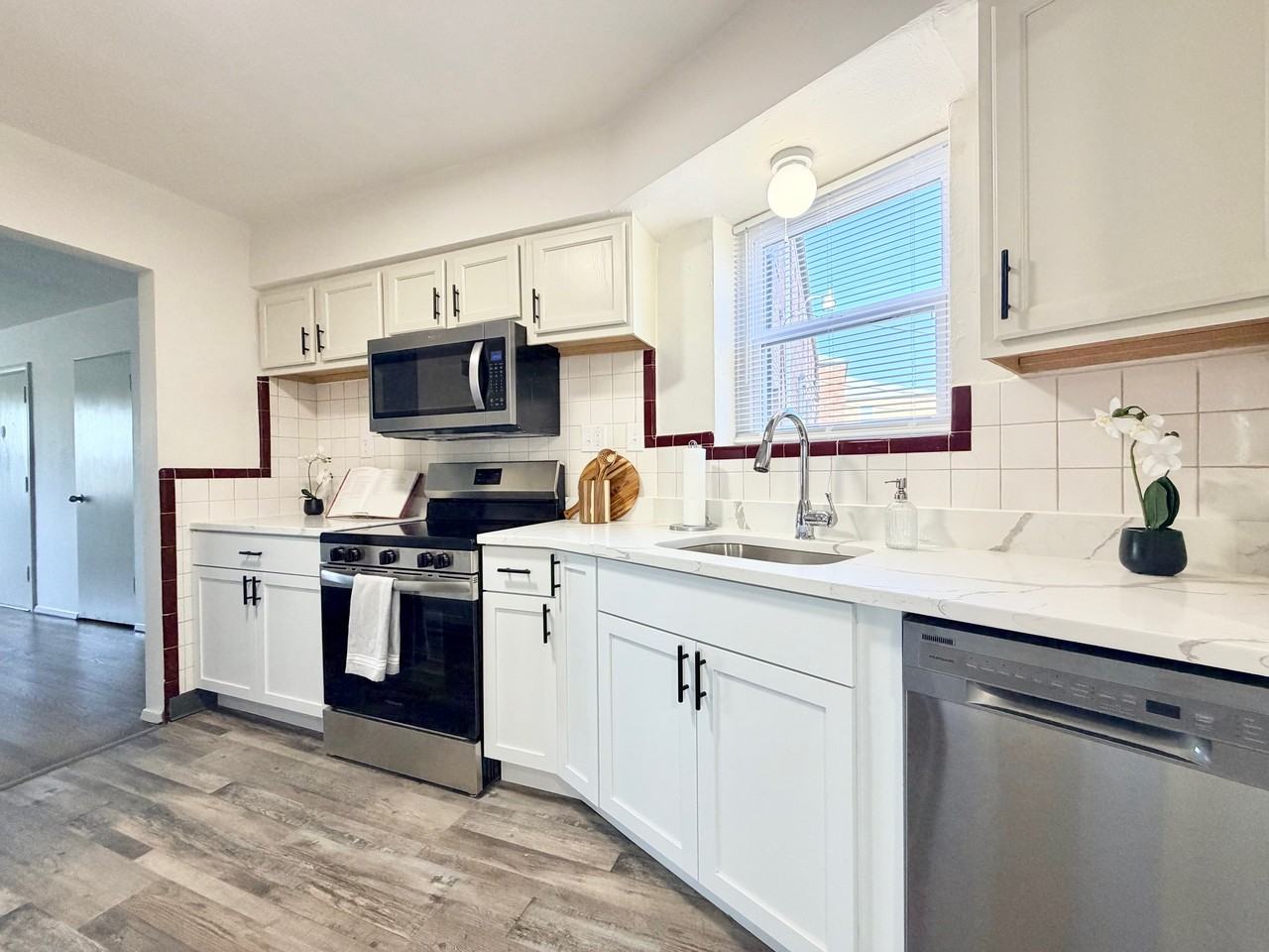 7180 Jamieson Ave #1E - Photo 3 of 12