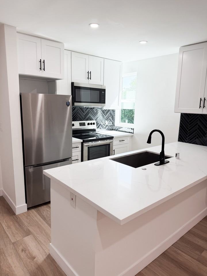 17000 Burbank Blvd #305