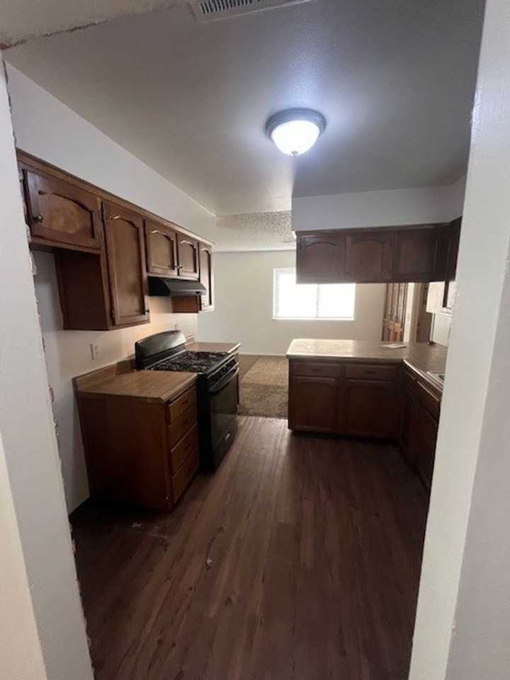 1036 S Noyes St - Photo 3 of 11