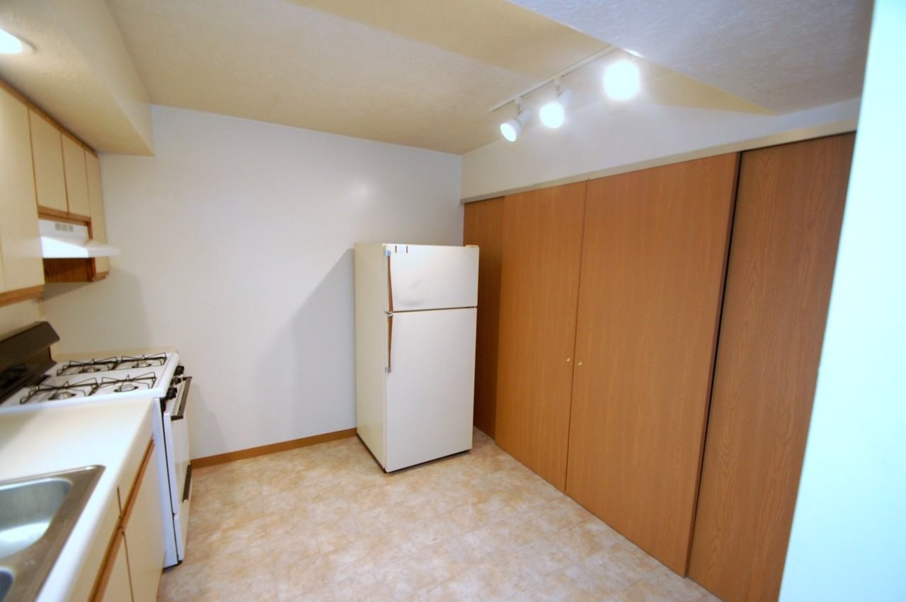 427 S Silverwood Ln #3 - Photo 6 of 8