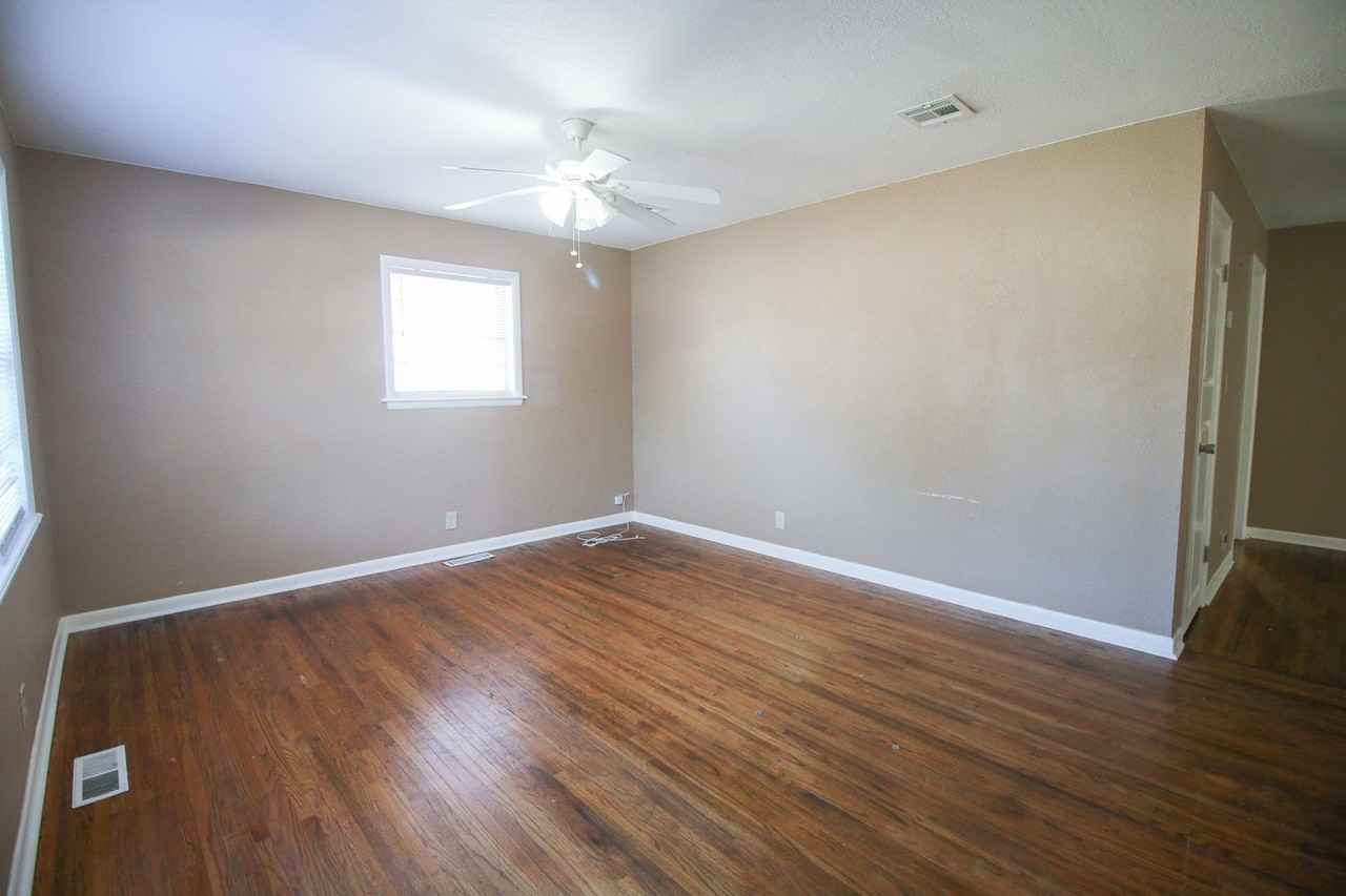 9906 E 7th St - Photo 7 of 33