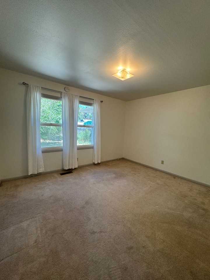 2145 Darrow Ave - Photo 2 of 19