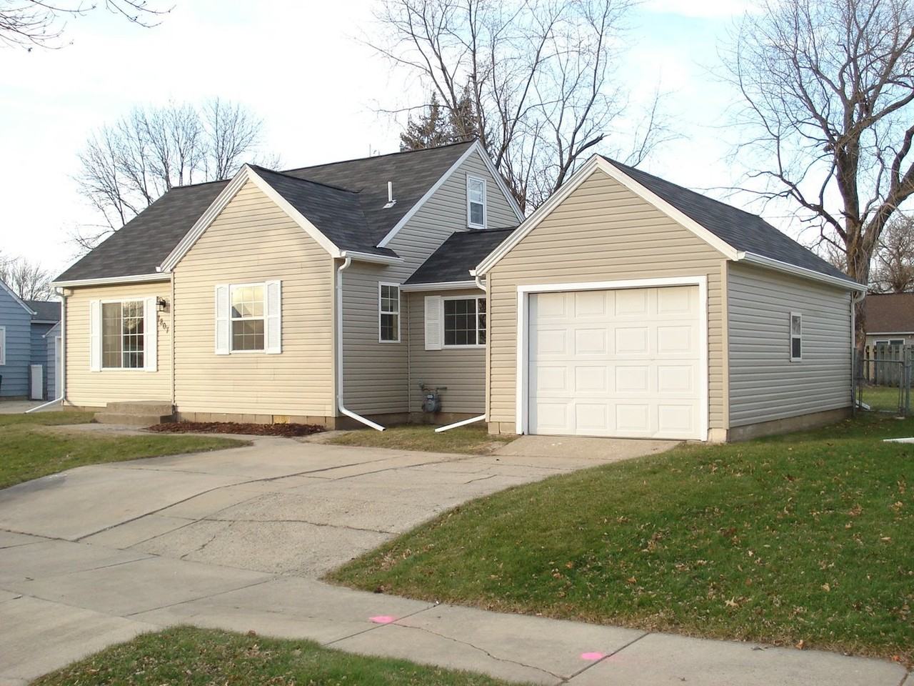 1807 2nd Ave Se - Photo 4 of 30