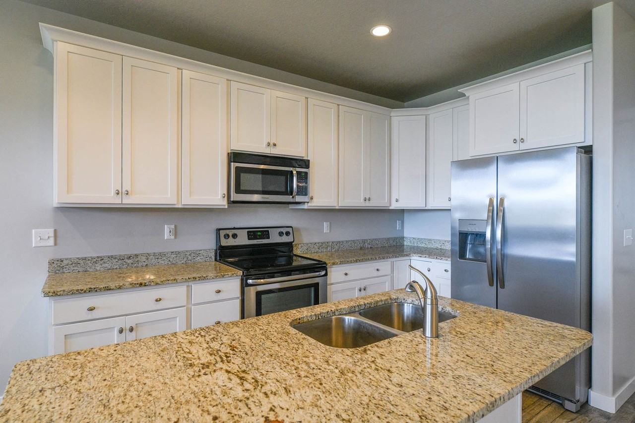 1106 W Emerald Pools Ln - Photo 3 of 24