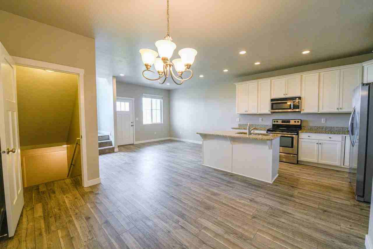 1106 W Emerald Pools Ln - Photo 4 of 24