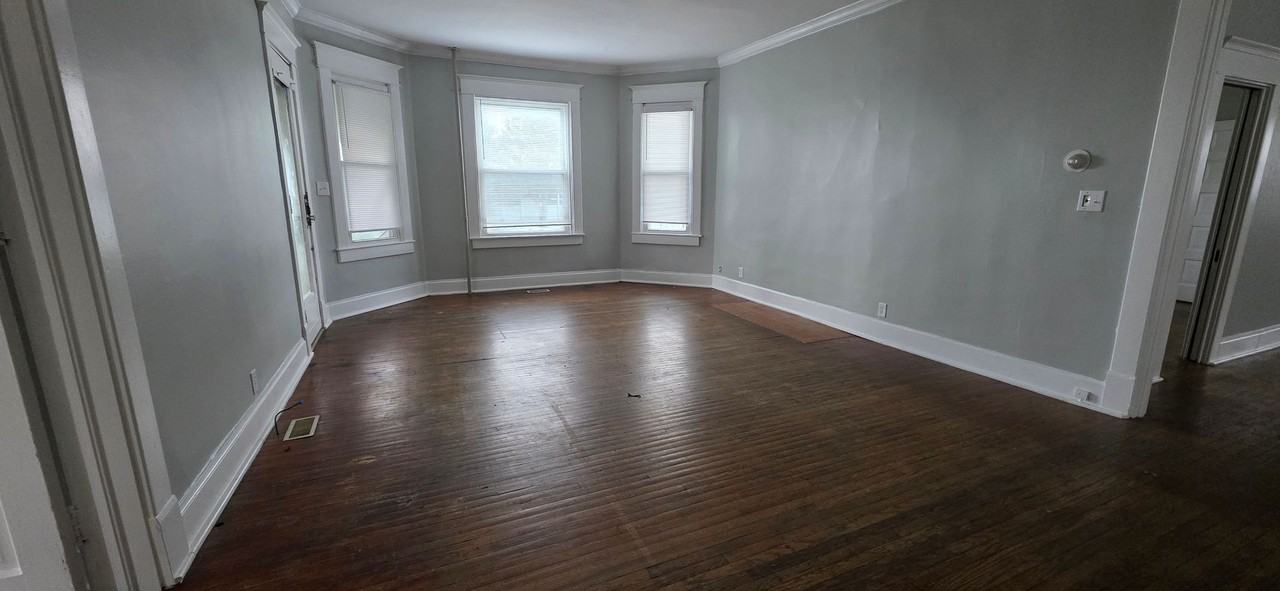 223 E 11th St - Photo 4 of 8