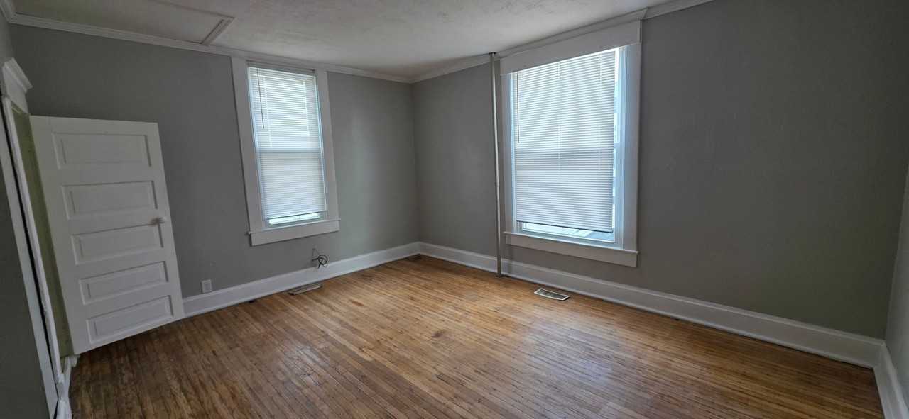 223 E 11th St - Photo 6 of 8