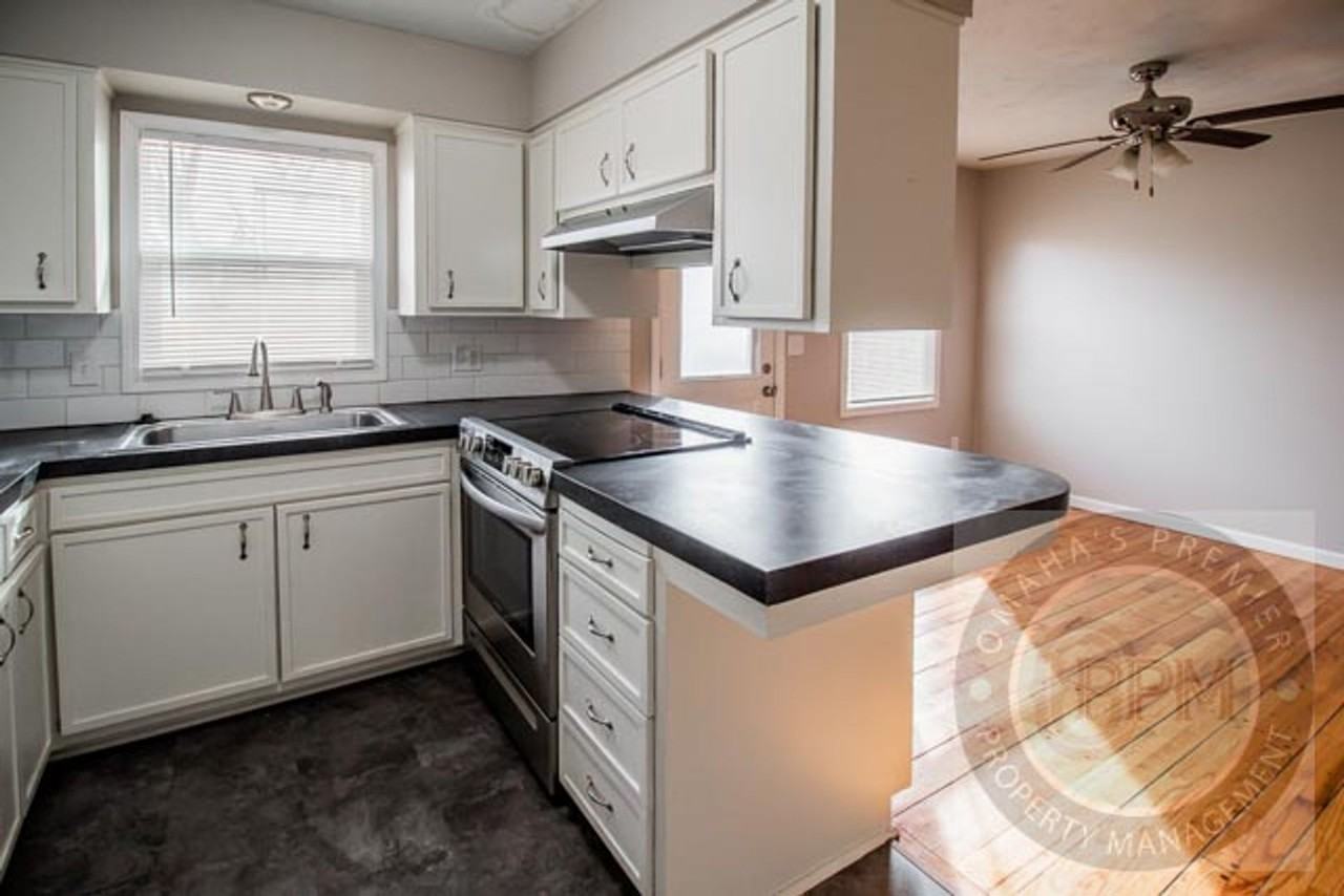 8639 Lakeview Dr - Photo 5 of 30