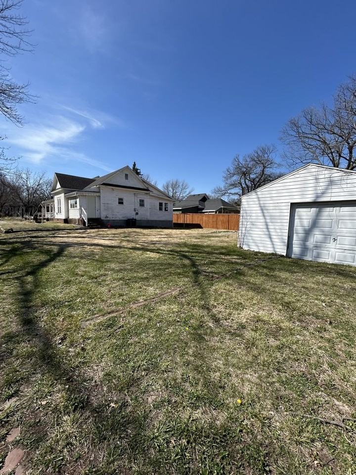 702 W 1st St - Photo 2 of 19