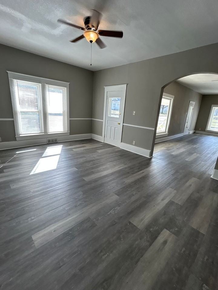 702 W 1st St - Photo 3 of 19