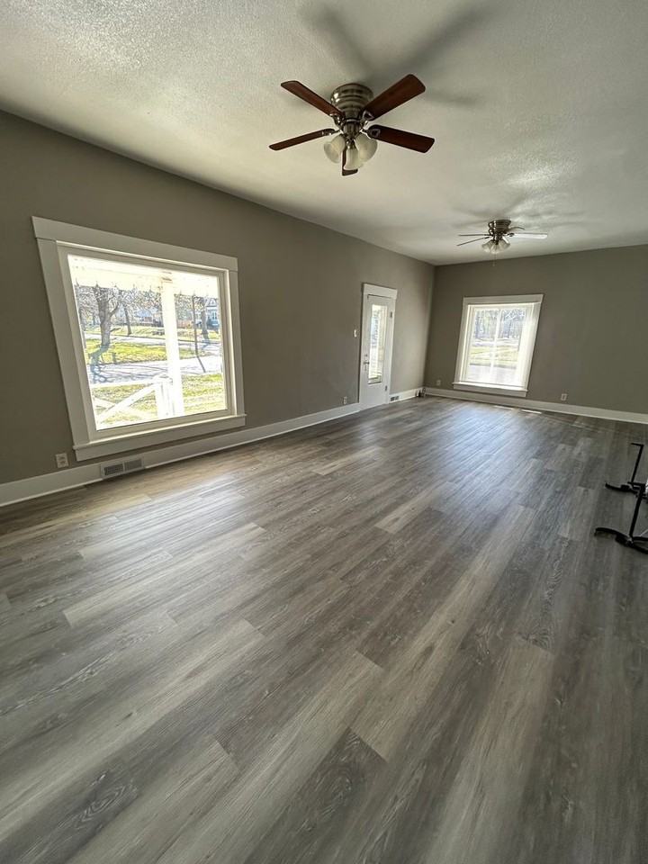 702 W 1st St - Photo 4 of 19