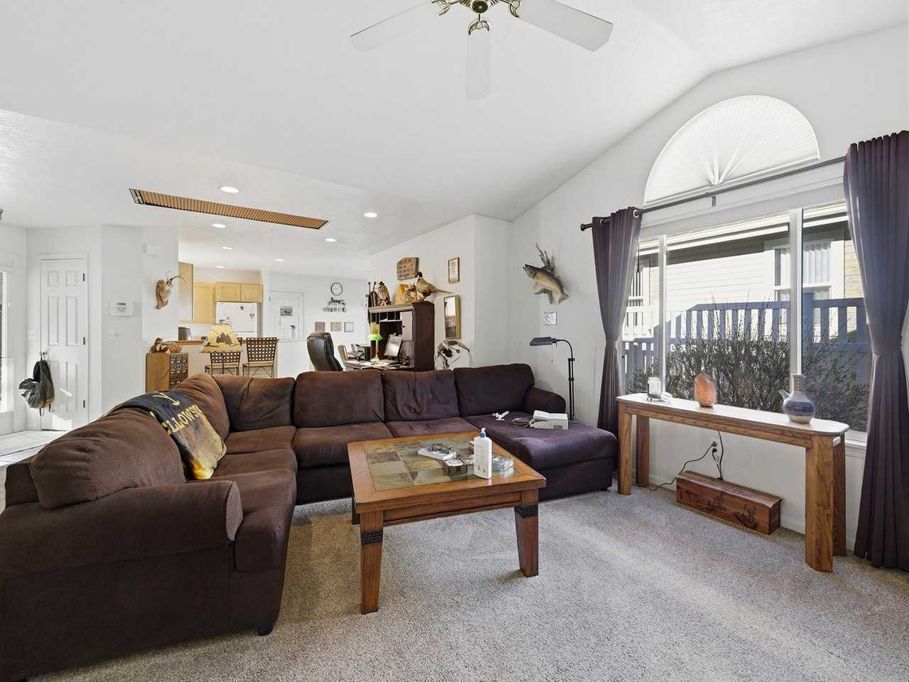 501 Radiant Dr - Photo 4 of 19