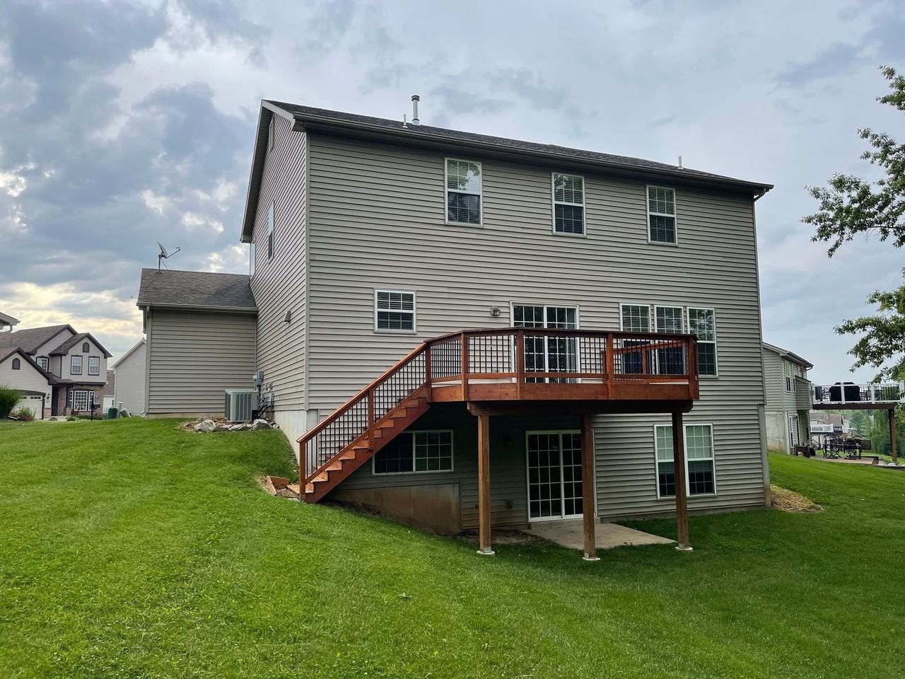 1437 Bridgeport Ter - Photo 2 of 20