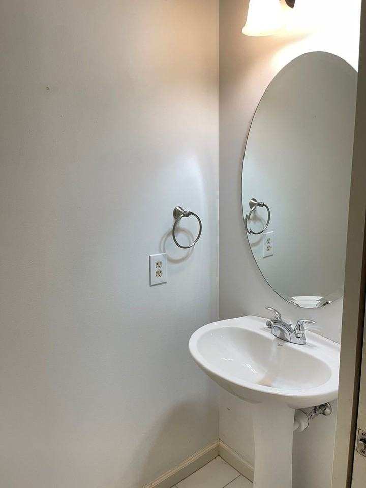 1437 Bridgeport Ter - Photo 3 of 20