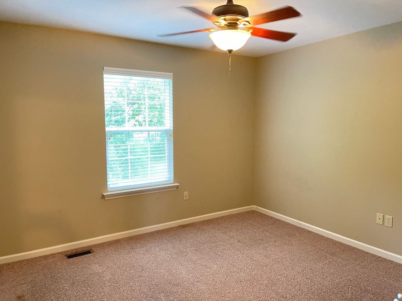 1437 Bridgeport Ter - Photo 6 of 20