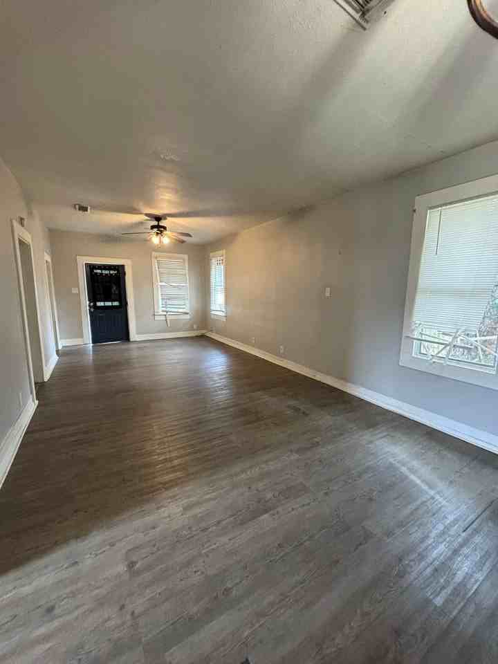 1112 Peach St - Photo 2 of 9