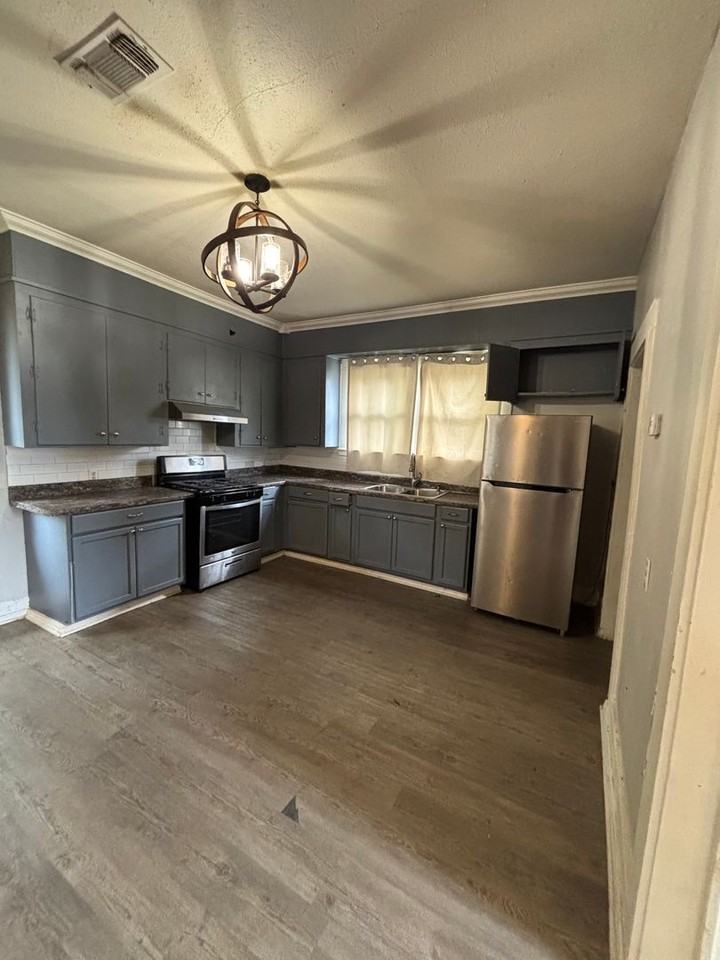 1112 Peach St - Photo 3 of 9