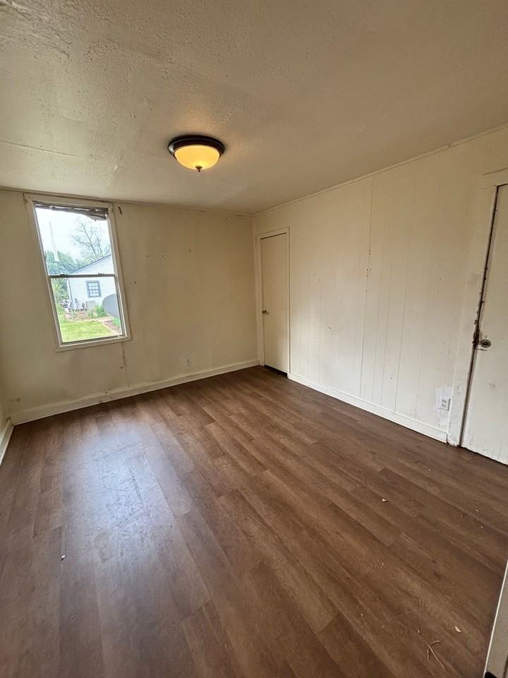 1112 Peach St - Photo 6 of 9