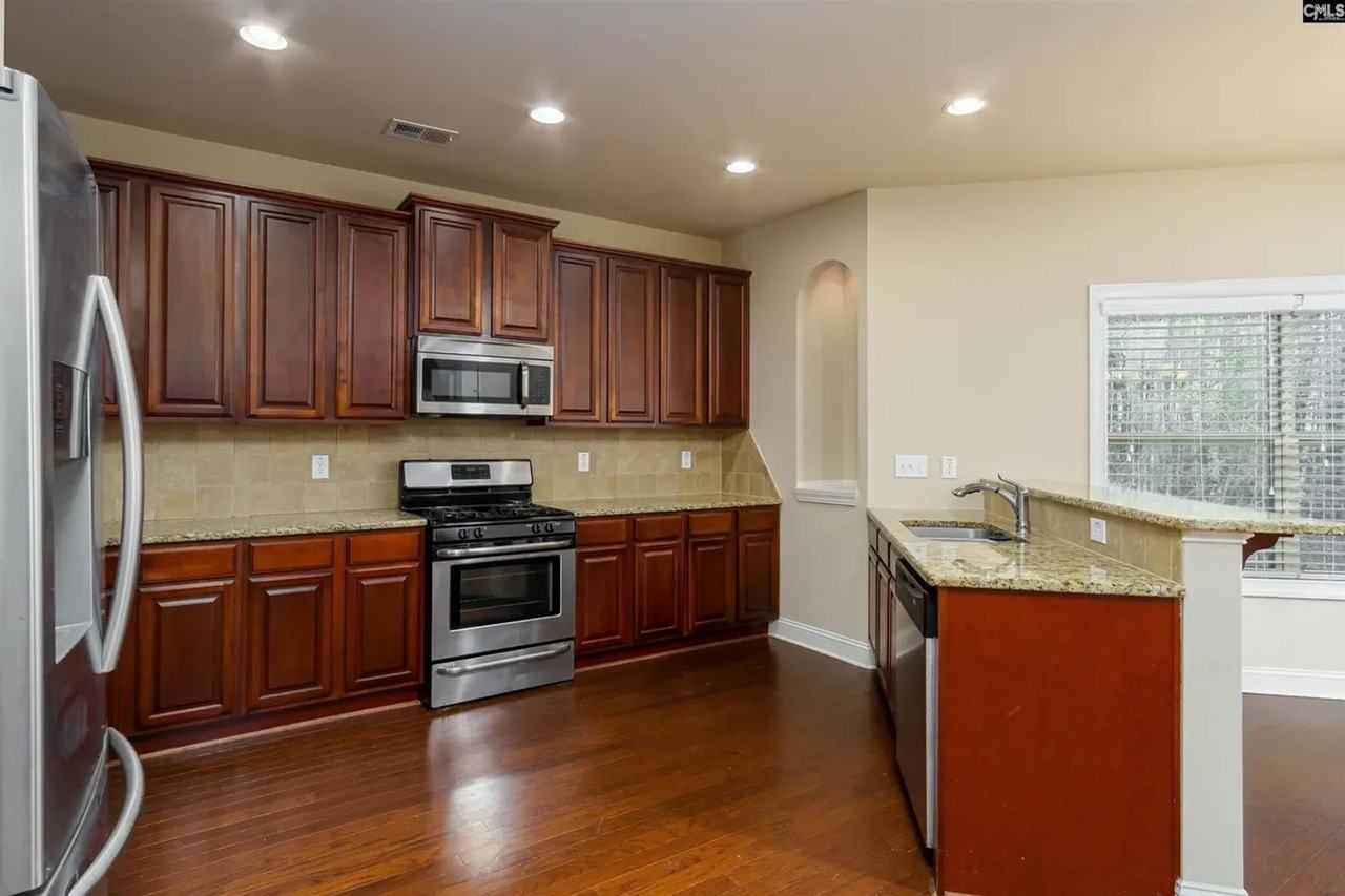 122 Drakewood Dr - Photo 3 of 15