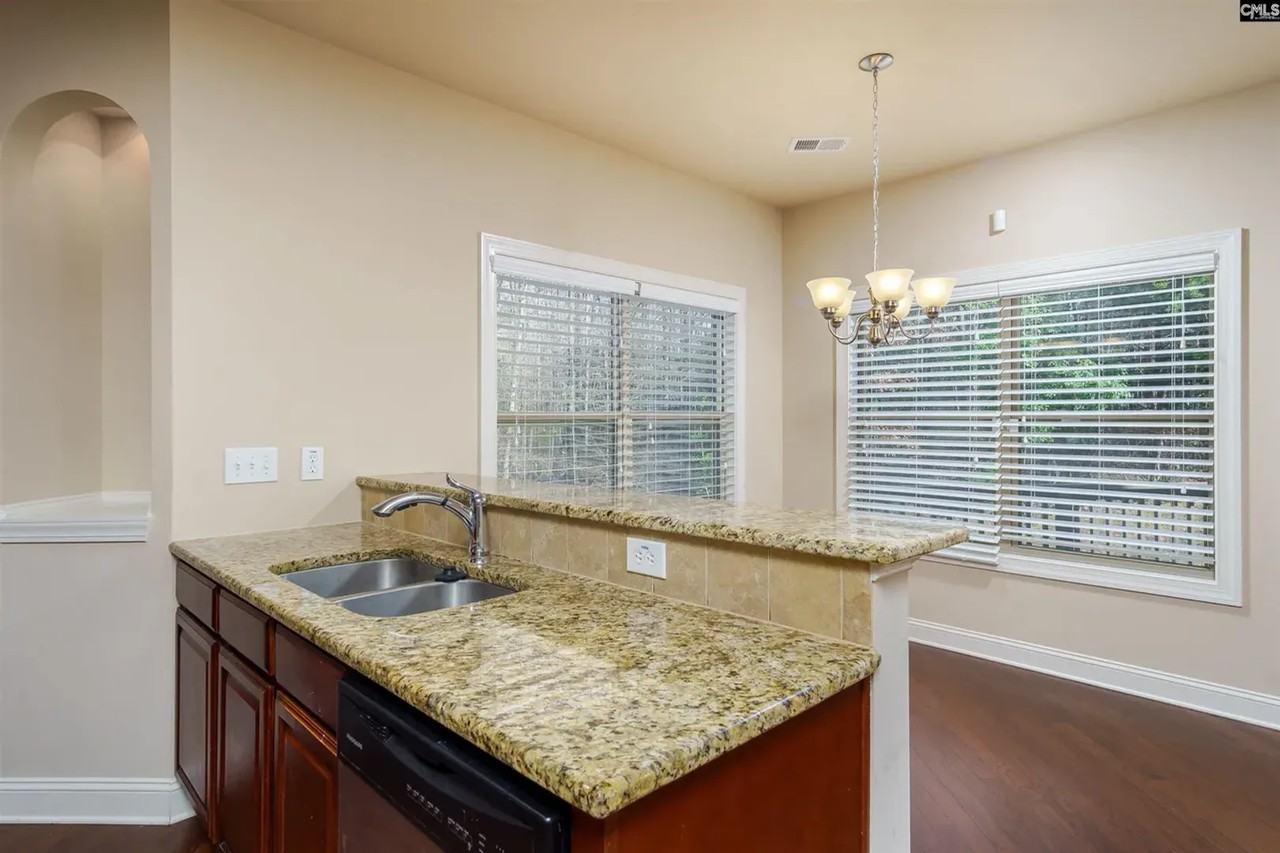 122 Drakewood Dr - Photo 4 of 15