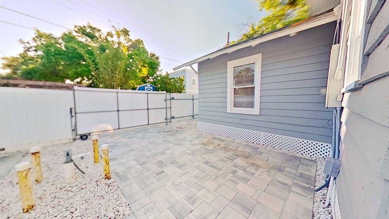 607 1/2 16th St N - Photo 3 of 22