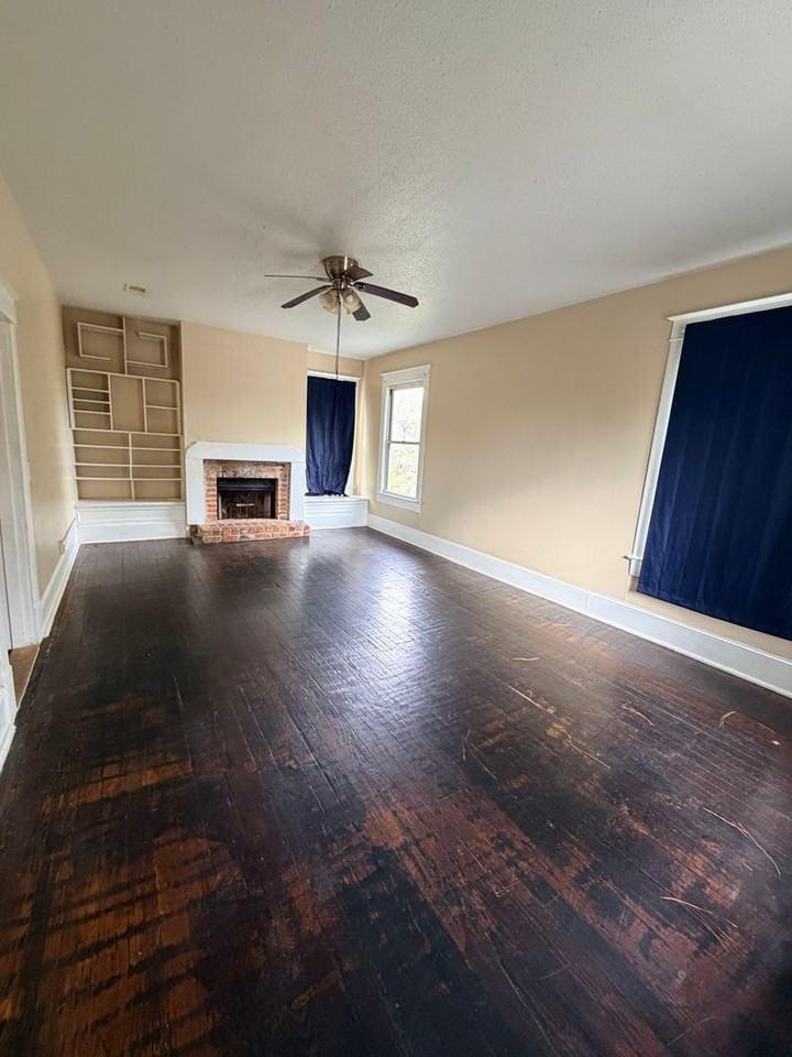 431 College St - Photo 2 of 10