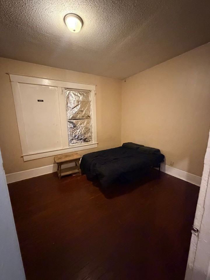 431 College St - Photo 3 of 10