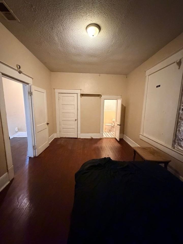 431 College St - Photo 4 of 10