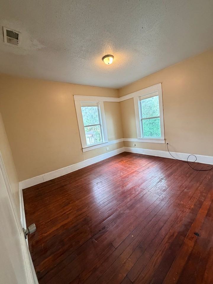 431 College St - Photo 5 of 10