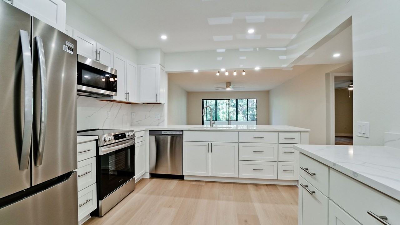 542 Lakeside Dr - Photo 2 of 29
