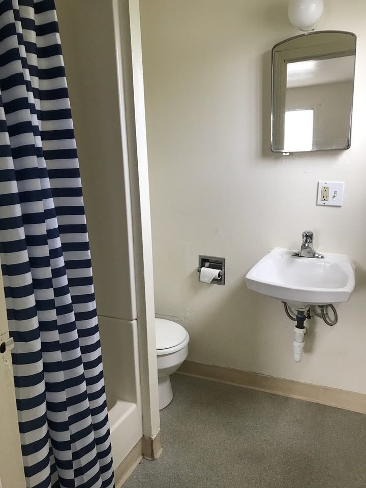 1404 Foster Ave - Photo 4 of 10