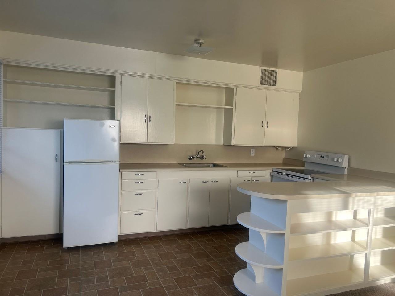 1404 Foster Ave - Photo 5 of 10