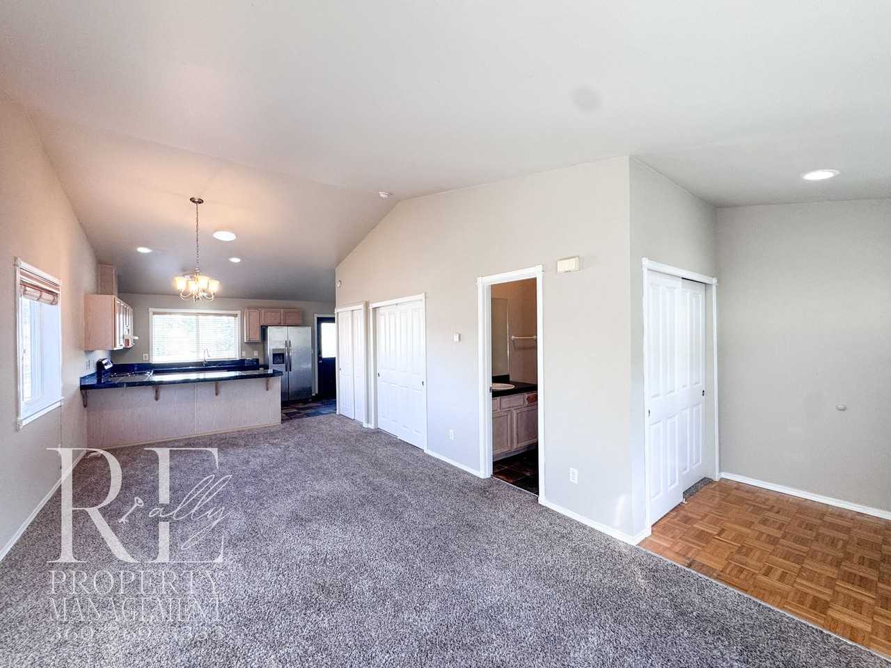 304 N Wycoff Ave #5 - Photo 4 of 24