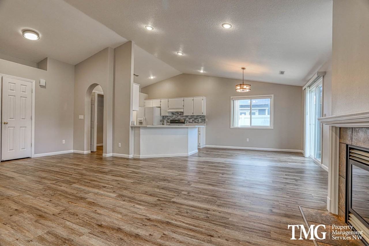 16400 Ne 79th St - Photo 4 of 26