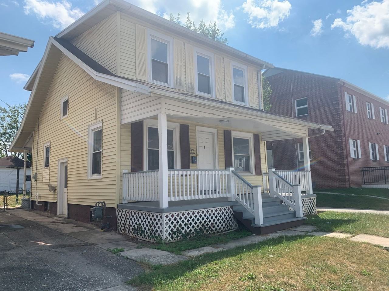 860 E Princess St - Photo 3 of 15