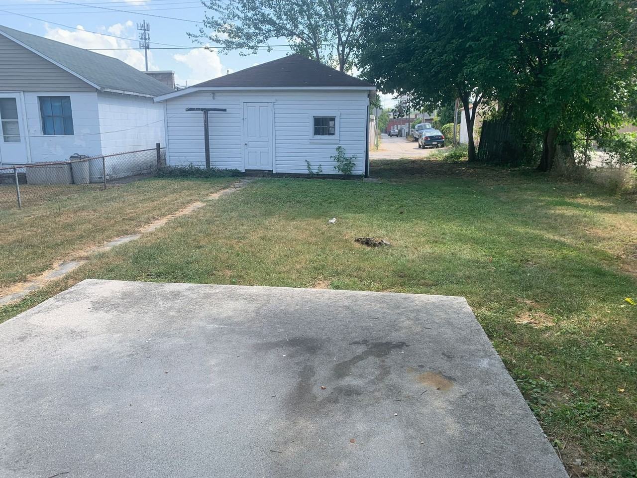 860 E Princess St - Photo 4 of 15