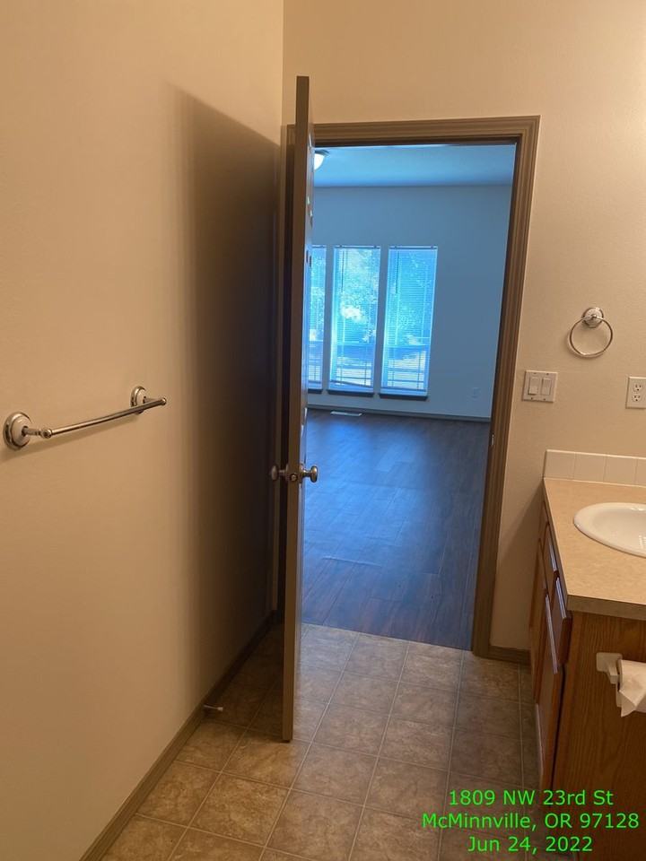 1809 Nw 23rd St - Photo 6 of 19