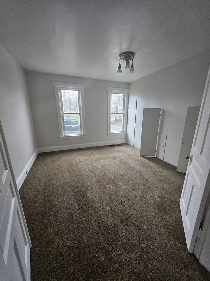 944 W 21st St #1 - Photo 3 of 12