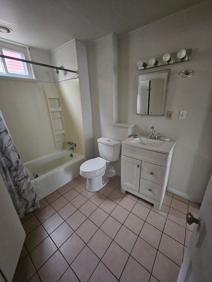 944 W 21st St #1 - Photo 6 of 12