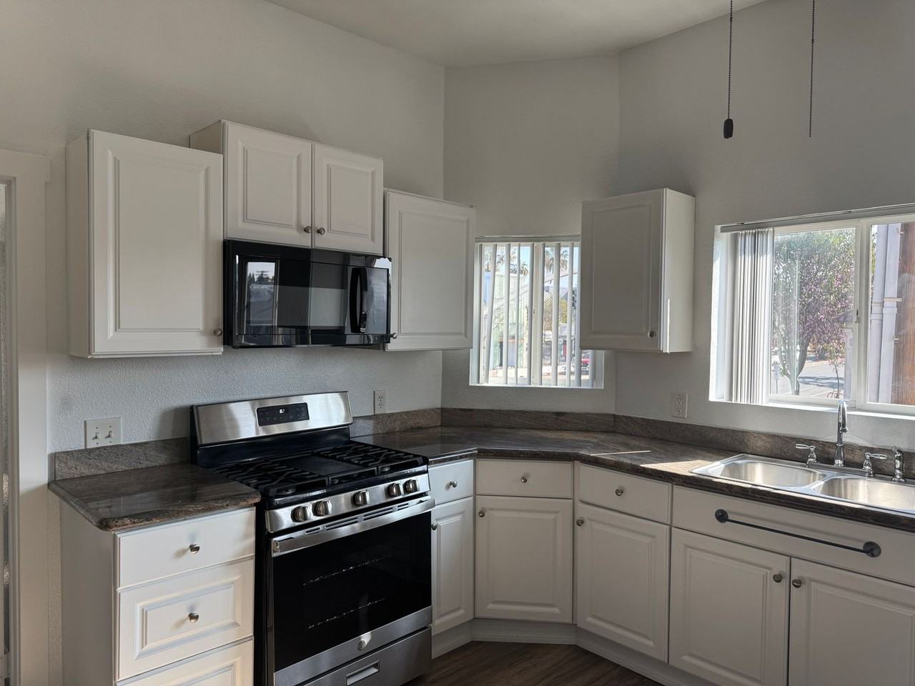 939 University Ave - Photo 2 of 13