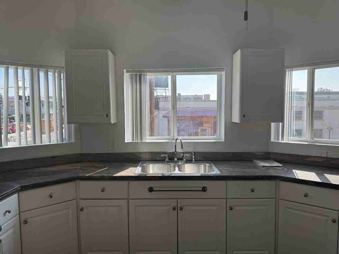 939 University Ave - Photo 3 of 13