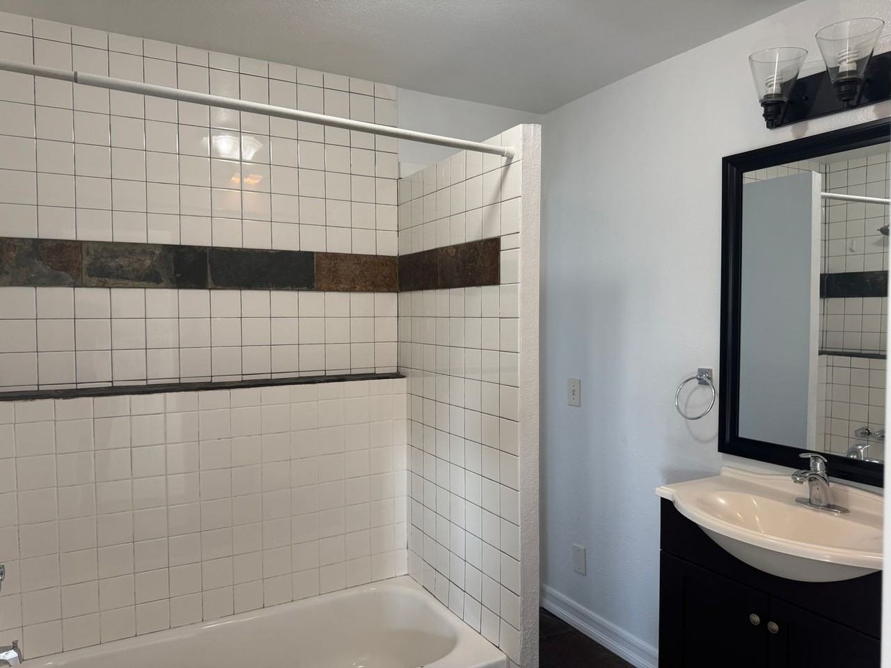 939 University Ave - Photo 5 of 13