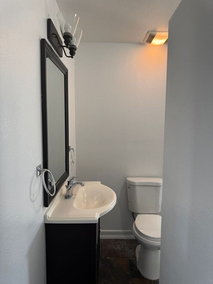 939 University Ave - Photo 6 of 13